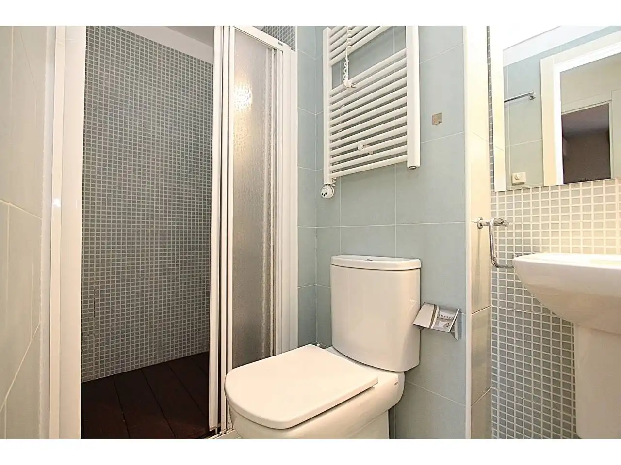 Badezimmer von Wohnung zum Verkauf in Lloret de Mar mit Klimaanlage, Heizung und Privatgarten