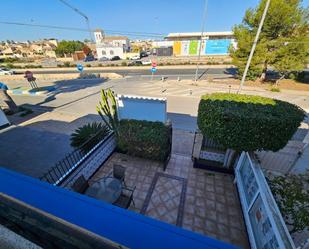 Vista exterior de Casa adosada en venda en Orihuela amb Aire condicionat, Jardí privat i Terrassa