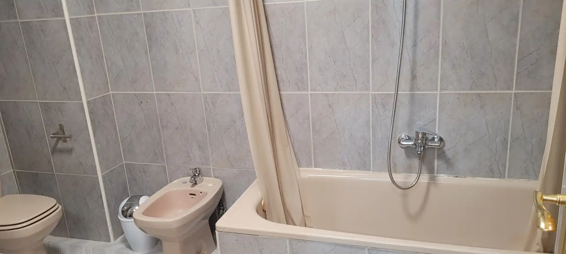 Baño de Piso de alquiler en Cuenca con Calefacción, Parquet y Amueblado