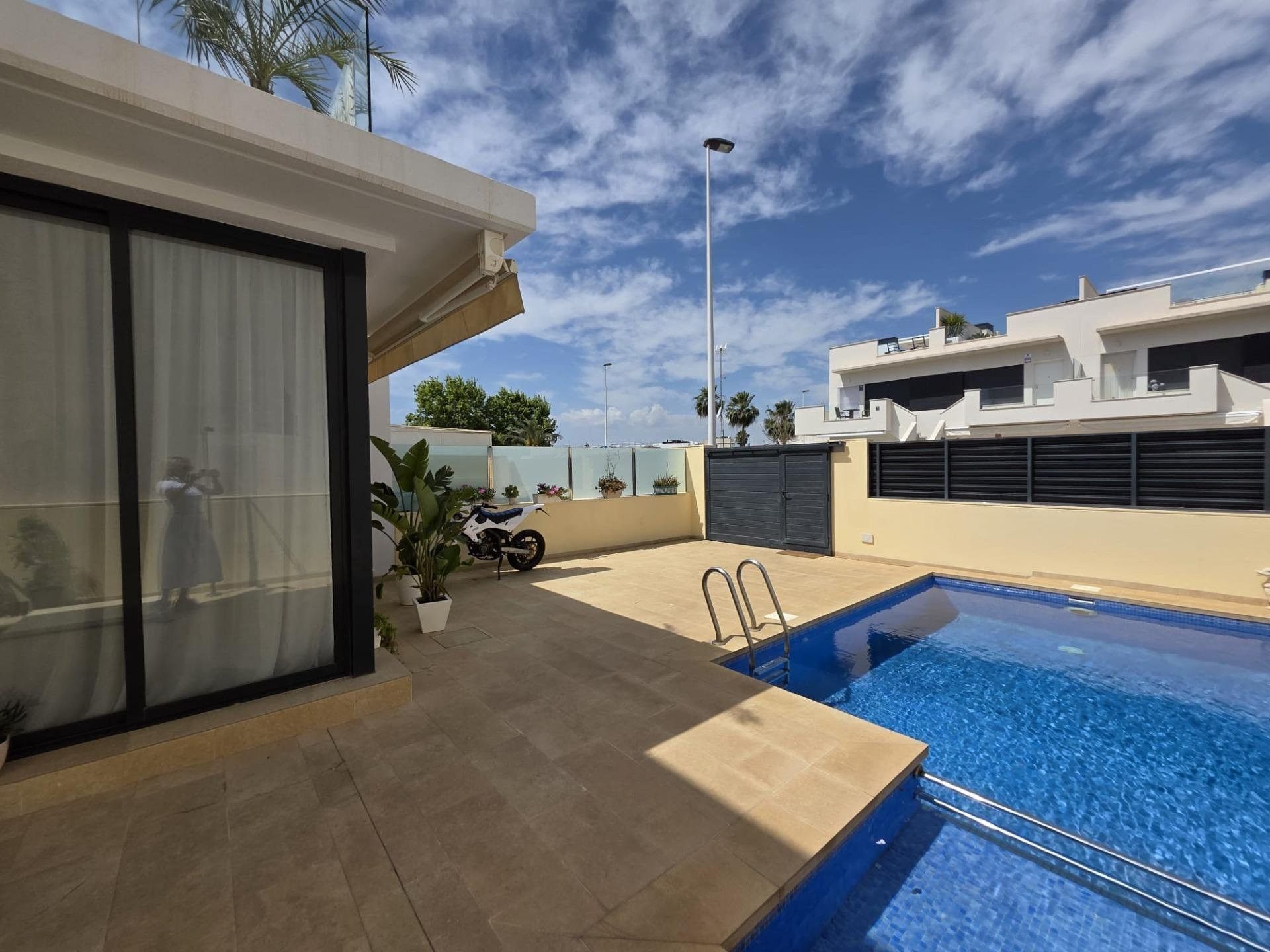 Piscina de Casa adosada en venda en San Pedro del Pinatar amb Aire condicionat, Jardí privat i Terrassa