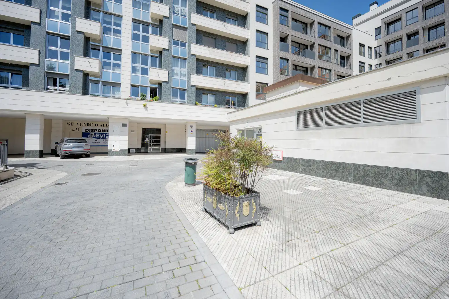 Außenansicht von Wohnung zum Verkauf in Oviedo  mit Heizung, Privatgarten und Abstellraum