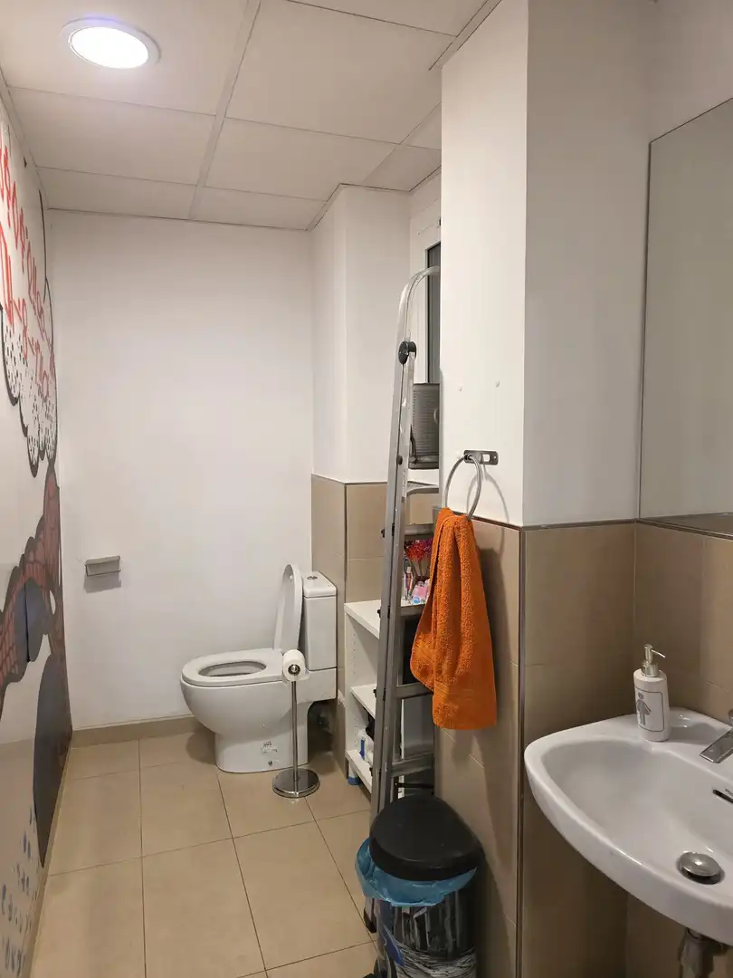 Baño de Local de alquiler en Barcelona con Aire acondicionado