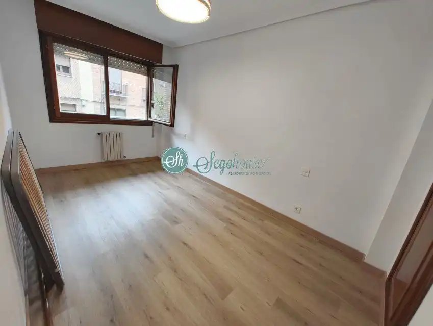 Dormitori de Pis de lloguer en Segovia amb Calefacció, Terrassa i Balcó