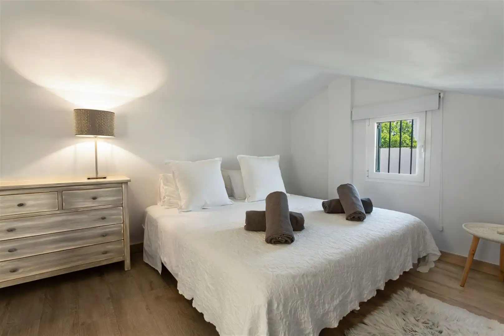 Dormitori de Casa adosada en venda en Estepona amb Aire condicionat, Jardí privat i Internet