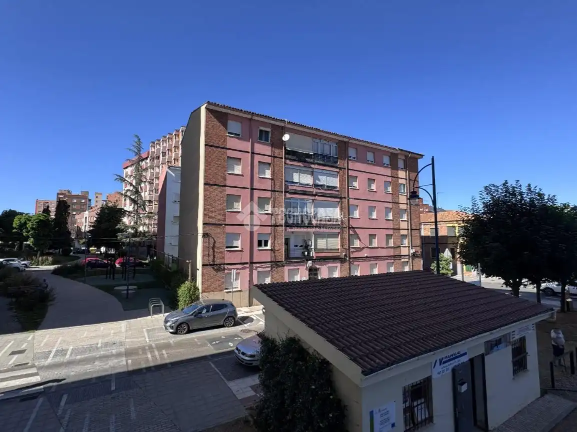 Vista exterior de Pis en venda en León Capital  amb Calefacció i Parquet