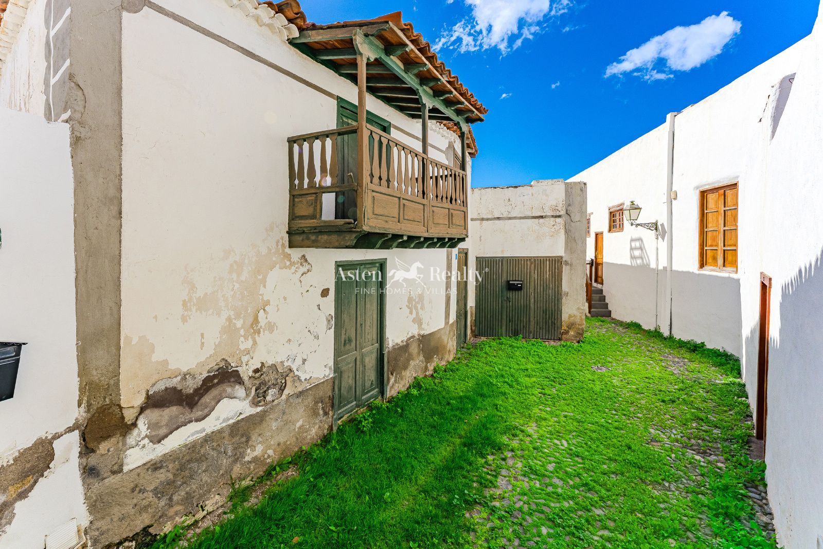 Vista exterior de Casa o xalet en venda en Guía de Isora amb Jardí privat, Terrassa i Traster