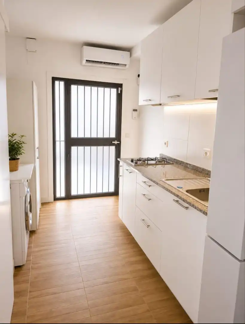 Cuina de Apartament de lloguer en Sevilla amb Aire condicionat, Calefacció i Moblat