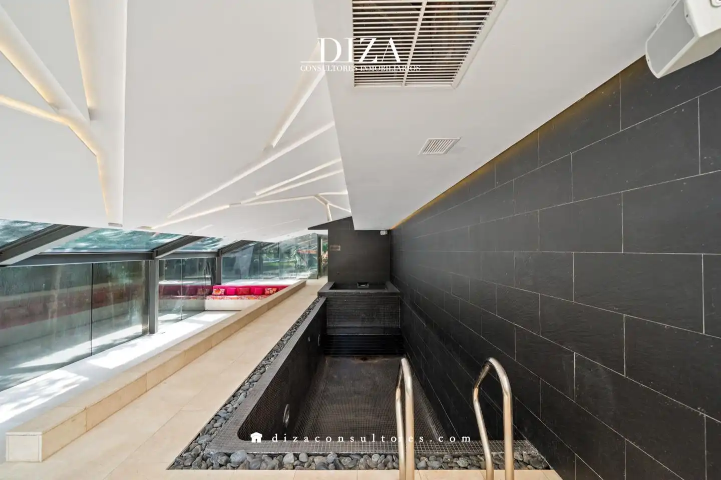 Swimming pool of Houses for rent in Madrid  with Air Conditioner, Heating and Private garden