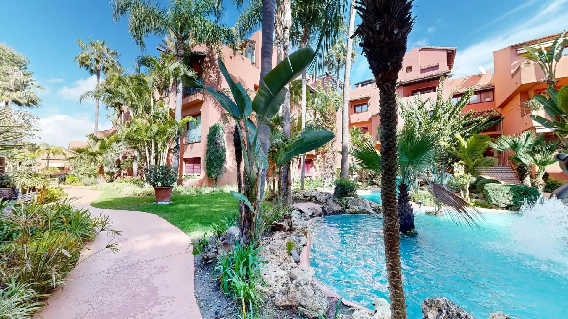 Schwimmbecken von Wohnung zum Verkauf in Marbella mit Heizung, Privatgarten und Terrasse