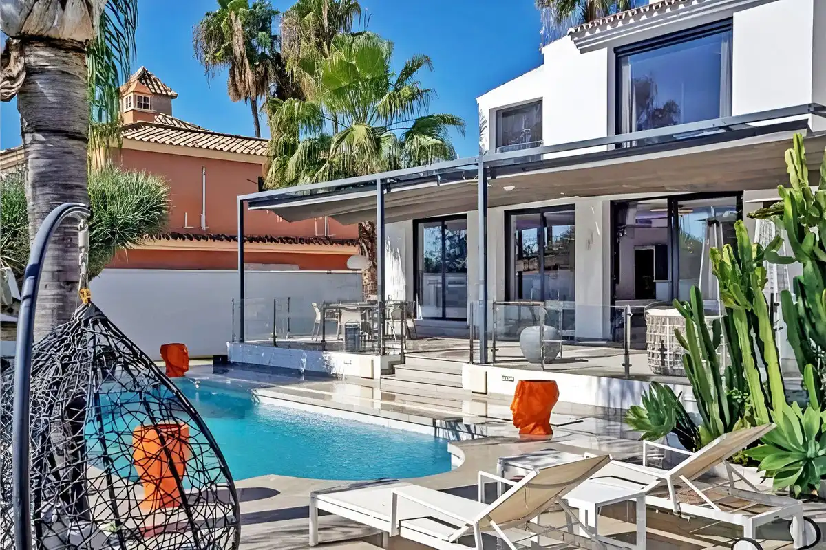 Chalet con jardín en venta en Calle Sirio