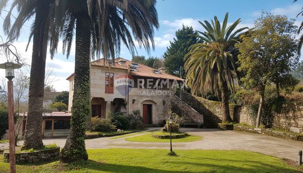 Vista exterior de Casa o xalet en venda en Pontevedra Capital  amb Calefacció, Jardí privat i Terrassa