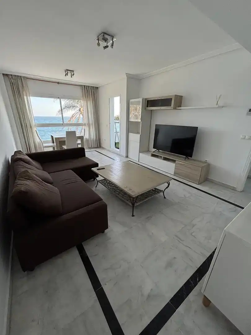 Sala d'estar de Pis de lloguer en Benalmádena amb Aire condicionat, Piscina i Moblat
