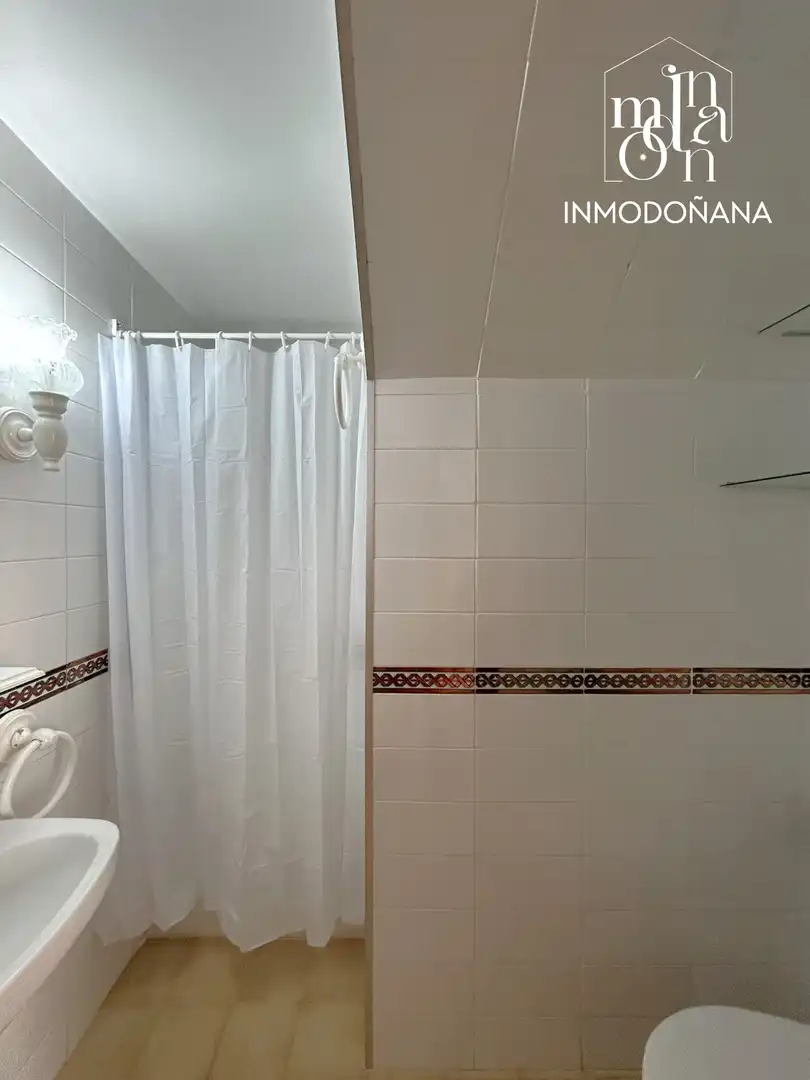 Baño de Casa adosada en venta en Almonte con Terraza, Piscina y Amueblado