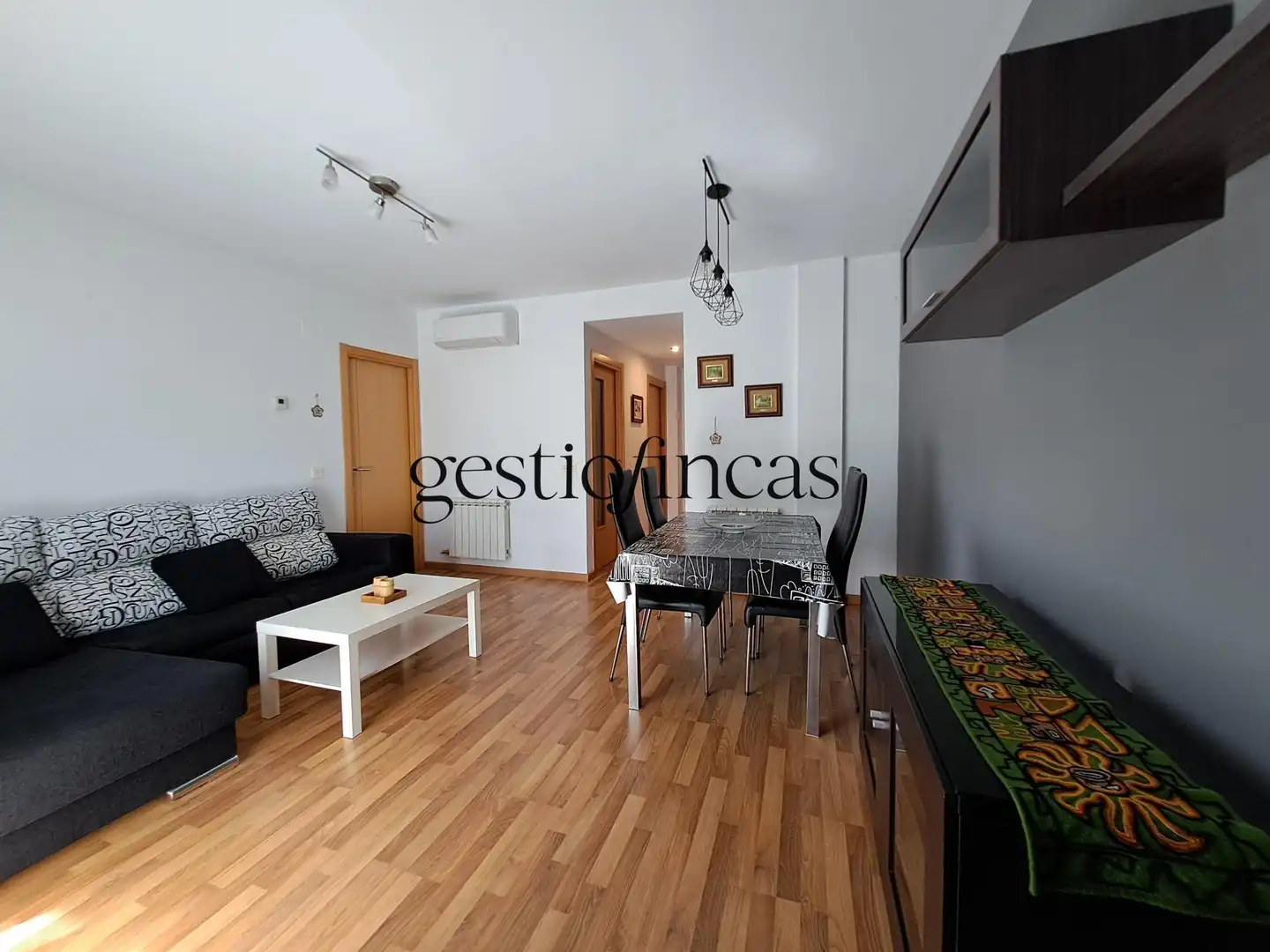 Mini appartamento con terrazza in affitto a Carrer de l'Oli 3, imagen 2