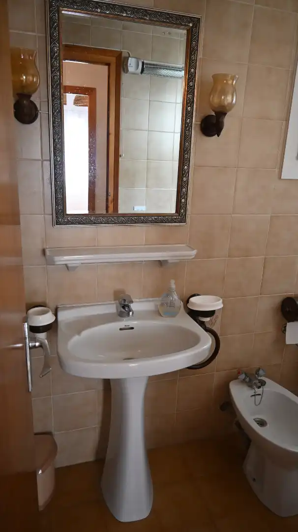 Badezimmer von Einfamilien-Reihenhaus zum Verkauf in L'Escala mit Möbliert