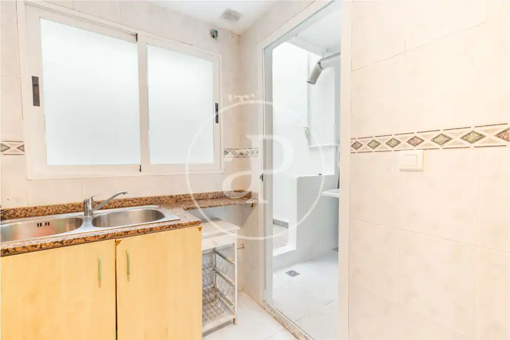 Bathroom of Flat for rent in Valencia  with Heating, Terrace and Furnished