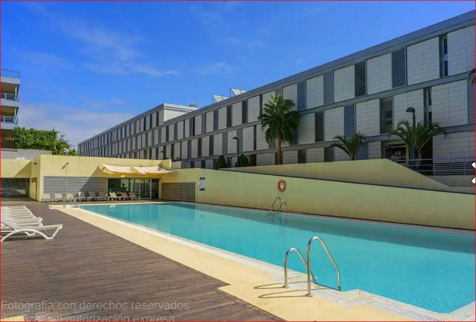 Schwimmbecken von Wohnung zum Verkauf in Manilva mit Klimaanlage, Heizung und Privatgarten