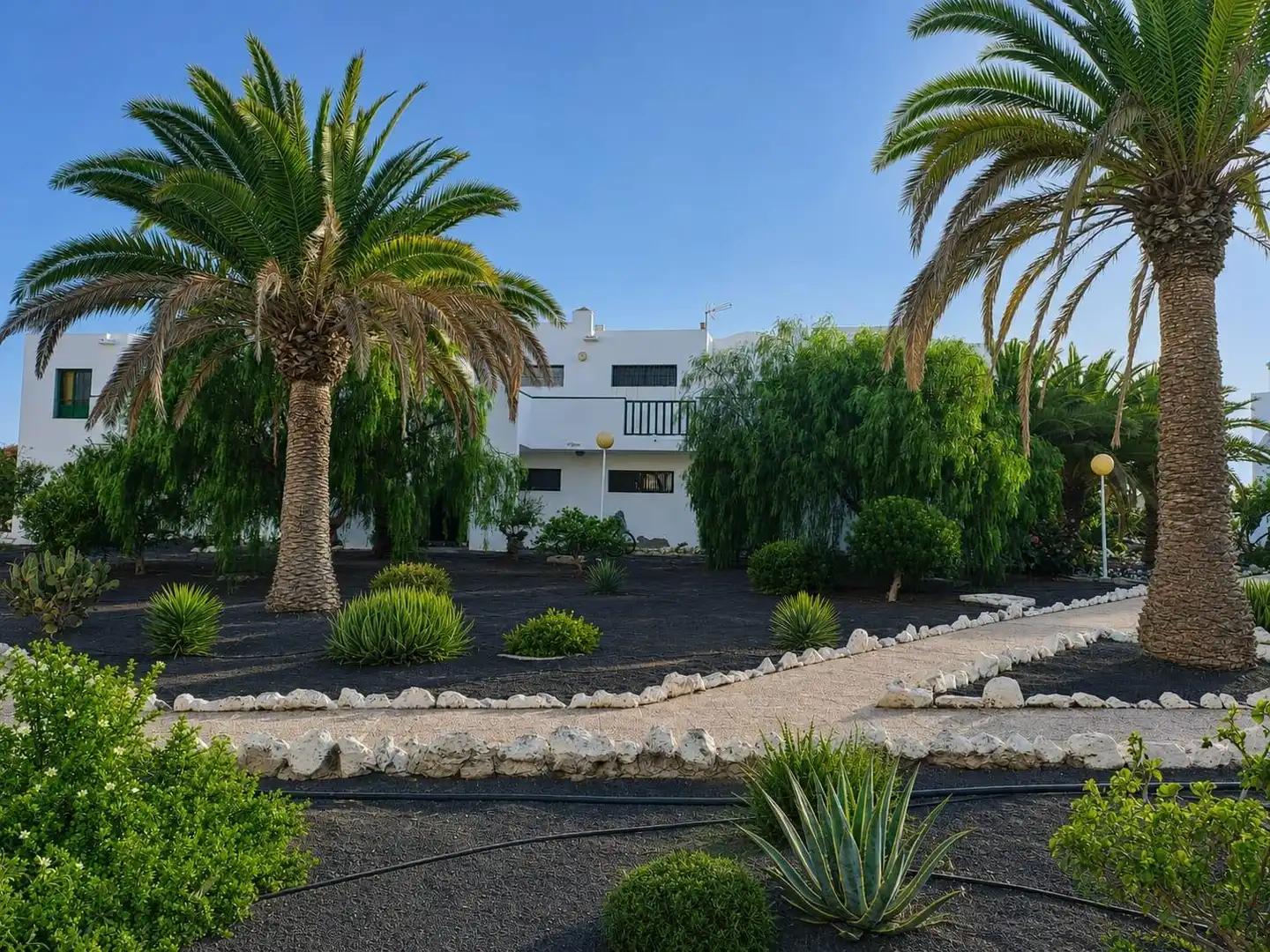 Außenansicht von Wohnungen zum Verkauf in Antigua mit Privatgarten und Terrasse