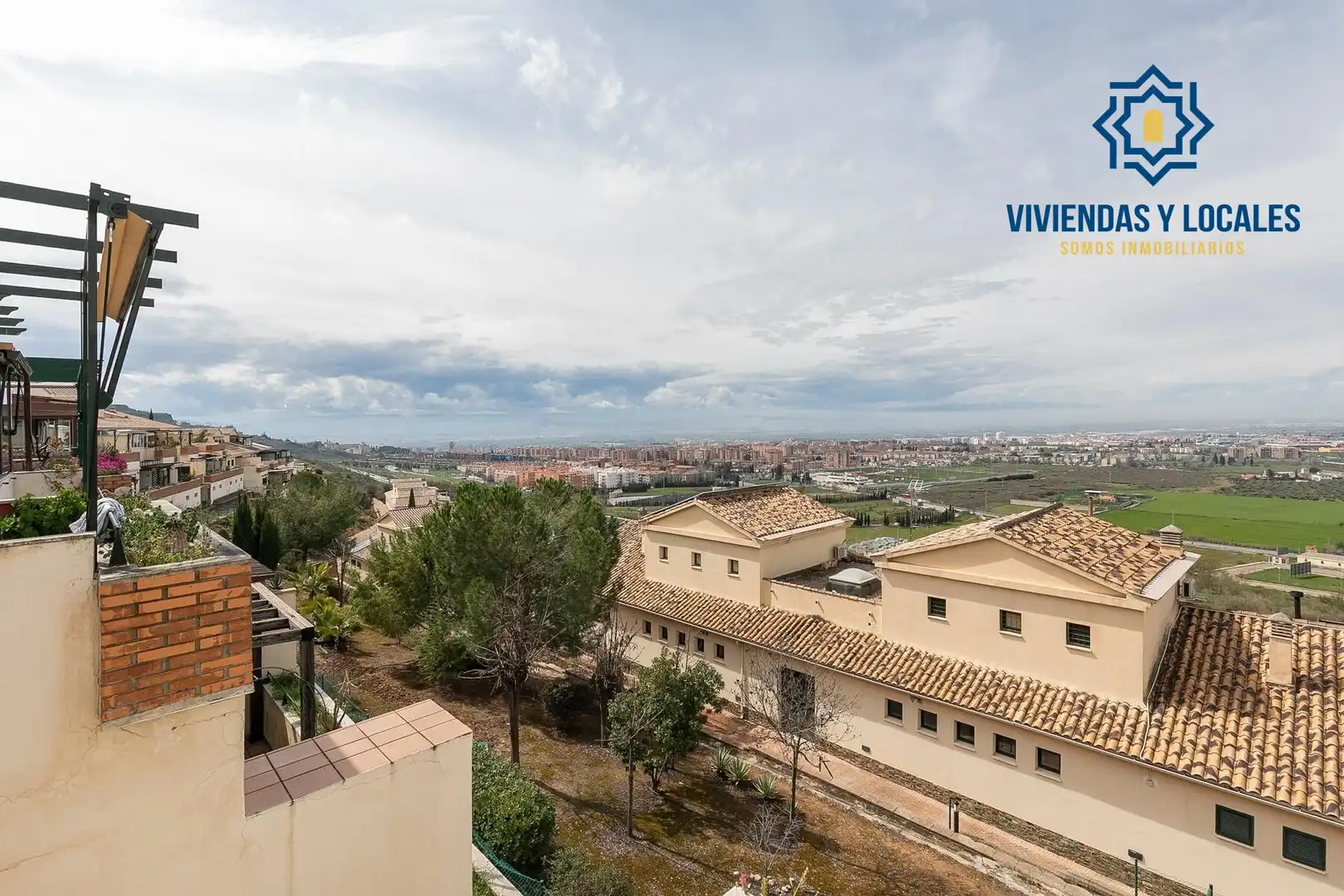 Vista exterior de Àtic en venda en Jun amb Aire condicionat, Calefacció i Jardí privat