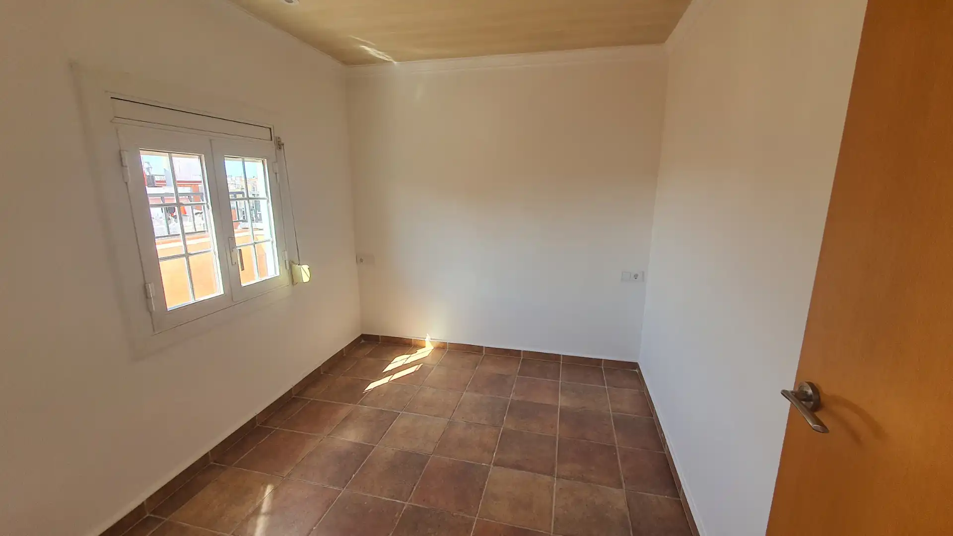Habitación de Ático en venta en L'Hospitalet de Llobregat con Aire acondicionado, Calefacción y Terraza