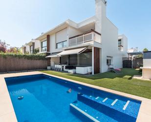 Swimming pool of Single-family semi-detached for sale in Boadilla del Monte  with Terrace and Swimming Pool