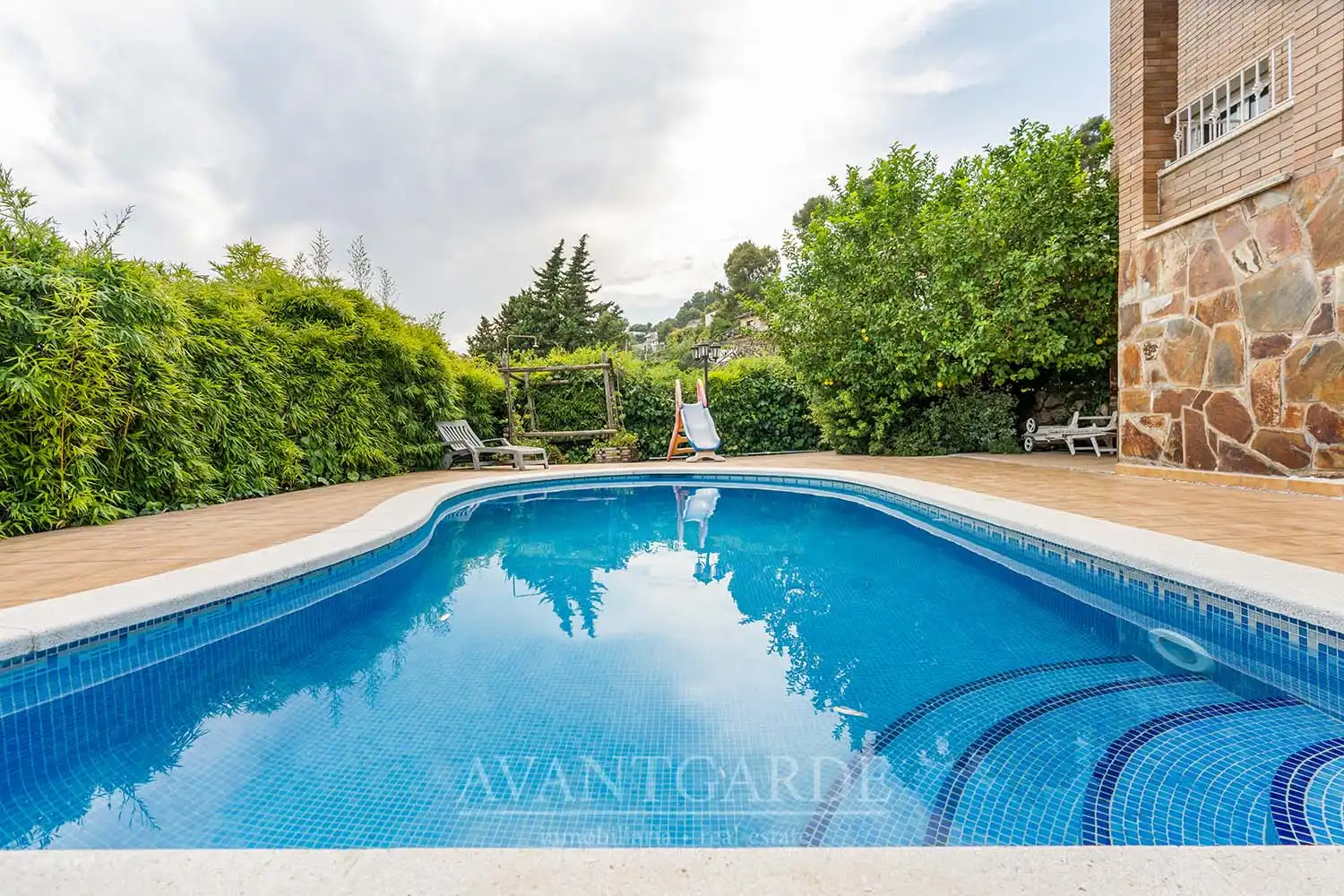 Piscina de Casa o xalet en venda en Pallejà amb Aire condicionat, Calefacció i Jardí privat