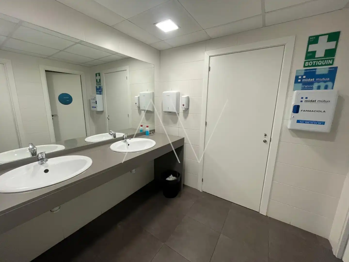 Baño de Oficina de alquiler en Barcelona con Aire acondicionado y Calefacción