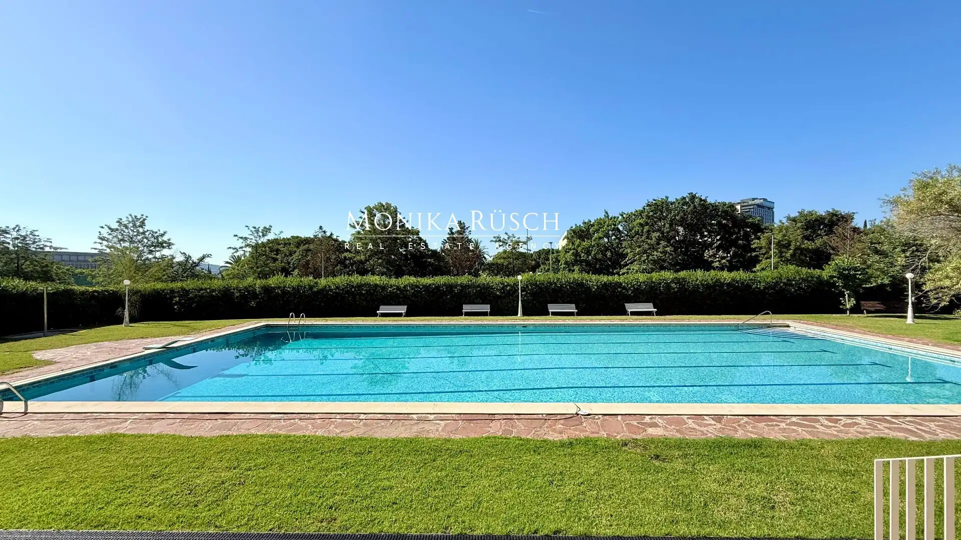 Piscina de Piso en venta en Barcelona con Calefacción, Terraza y Trastero