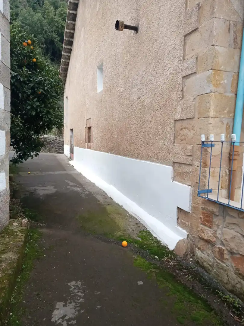 Vista exterior de Casa adosada en venda en Corvera de Toranzo amb Calefacció, Jardí privat i Traster
