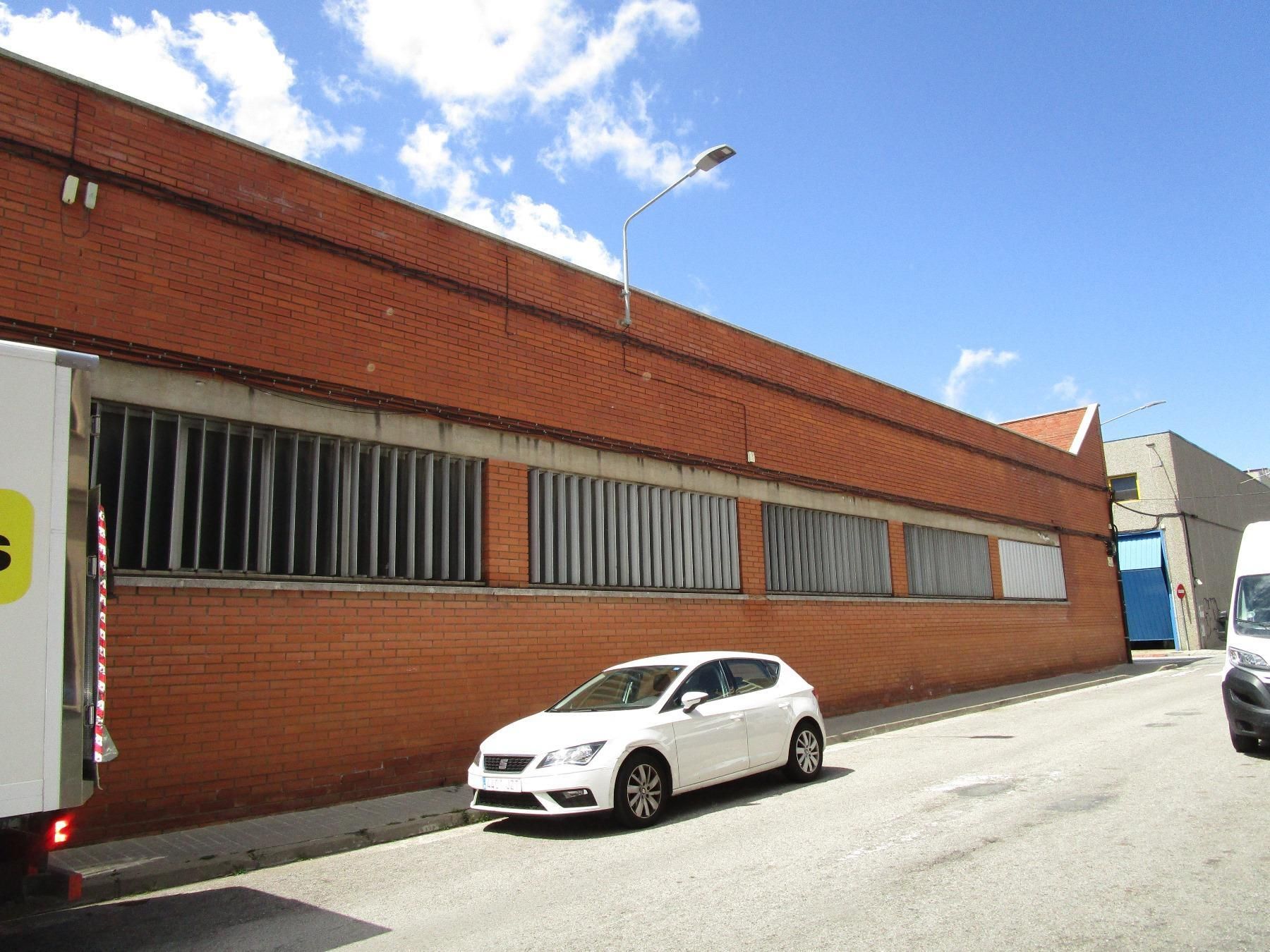 Vista exterior de Nau industrial en venda en Sabadell