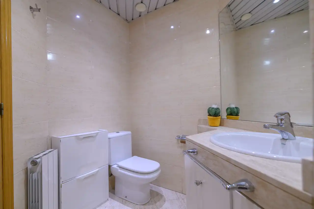 Badezimmer von Wohnung zum Verkauf in Gavà mit Klimaanlage, Heizung und Balkon