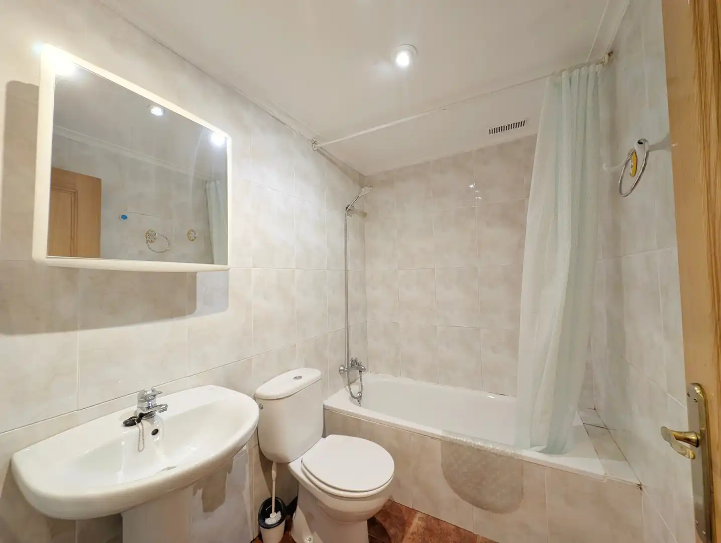 Baño de Apartamento en venta en Ezcaray con Calefacción, Terraza y Amueblado