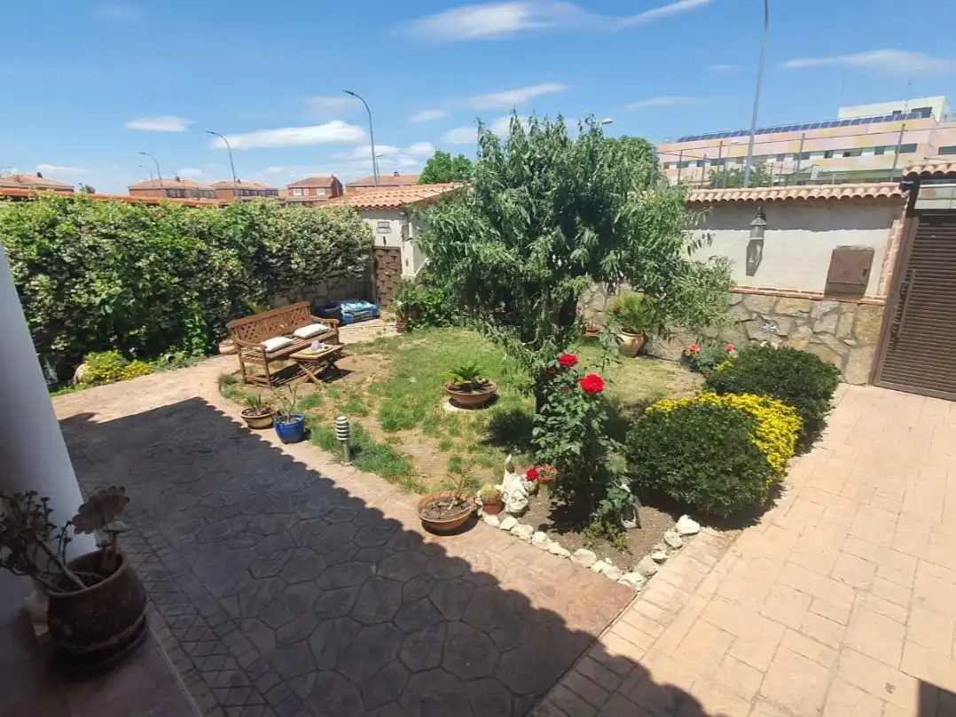 Chalet con piscina en venta en Avenida Aragoneses 1, imagen 14