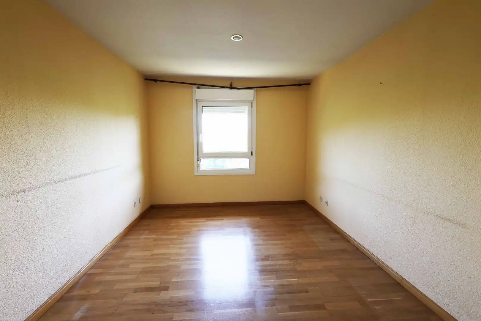Habitación de Dúplex en venta en San Lorenzo de El Escorial con Calefacción, Terraza y Piscina comunitaria