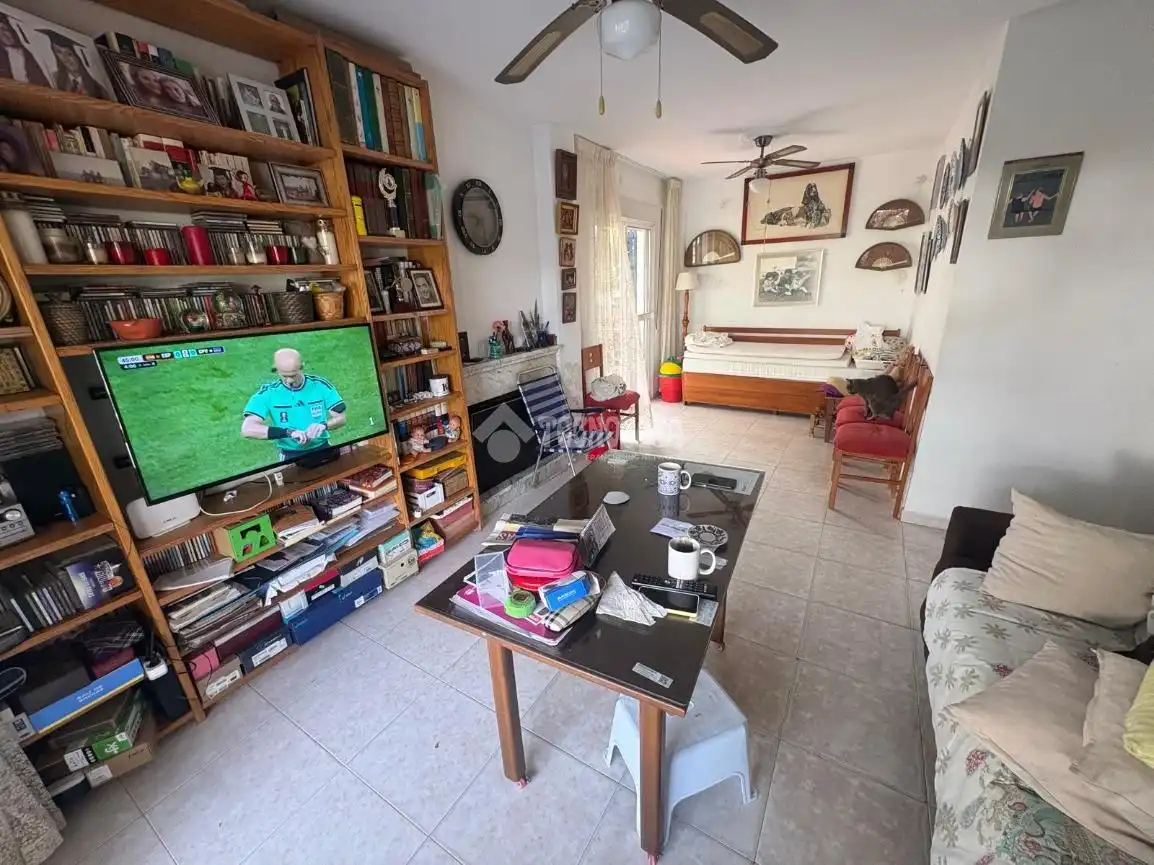 Sala d'estar de Casa adosada en venda en Espartinas amb Aire condicionat, Jardí privat i Terrassa