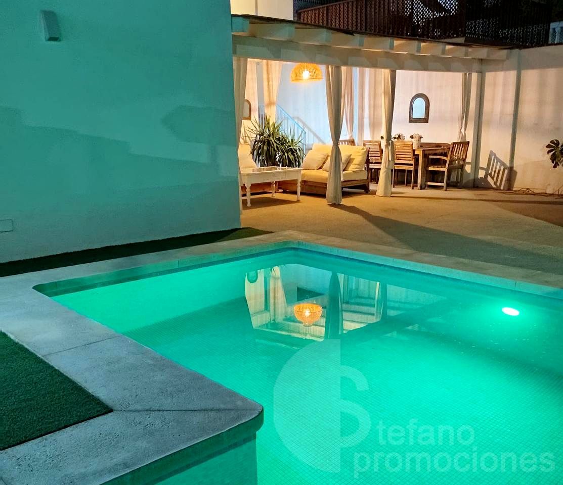 Piscina de Casa adosada en venda en Rincón de la Victoria amb Aire condicionat, Jardí privat i Terrassa