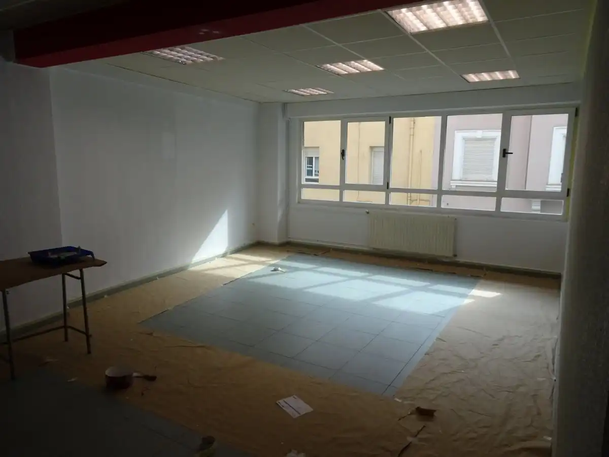 Büro zur Miete in Torrelavega  mit Klimaanlage, Abstellraum und Möbliert