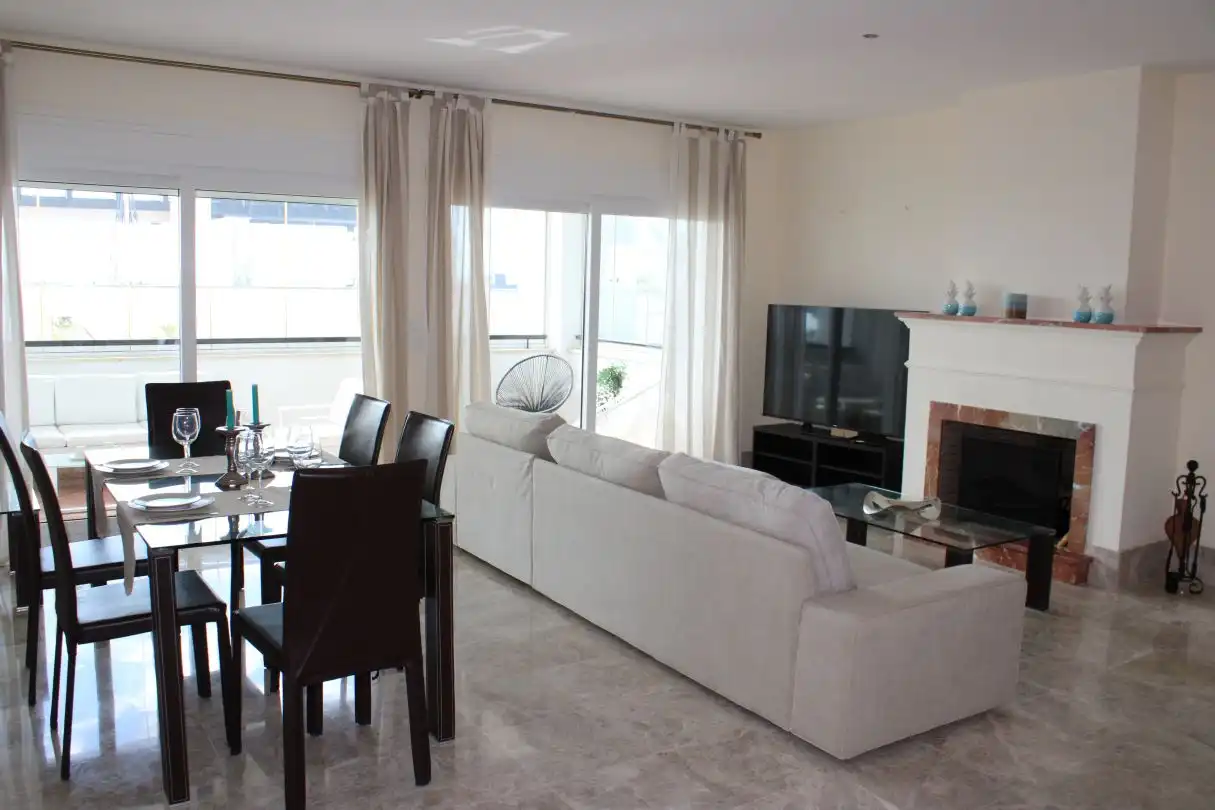 Sala de estar de Casa adosada de alquiler en Marbella con Aire acondicionado, Calefacción y Jardín privado