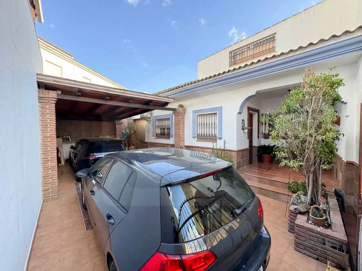 Außenansicht von Einfamilien-Reihenhaus zum Verkauf in Alhaurín El Grande mit Terrasse