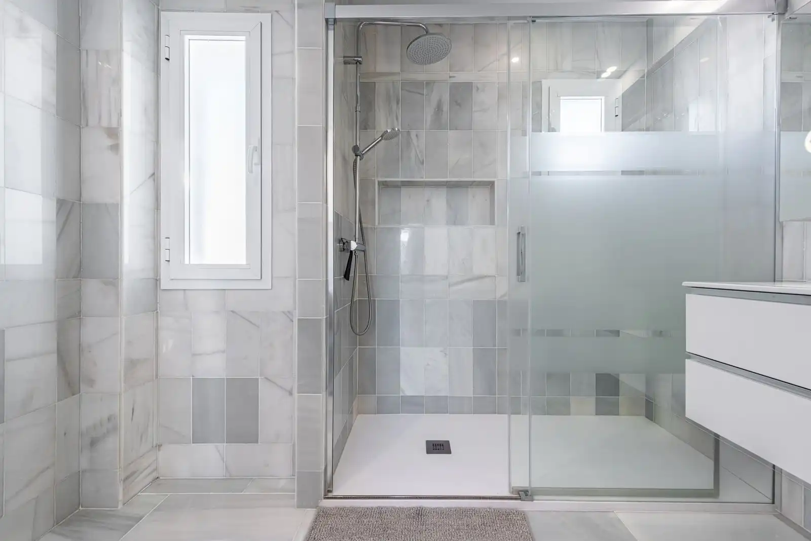 Baño de Apartamento en venta en Marbella con Terraza, Amueblado y Piscina comunitaria