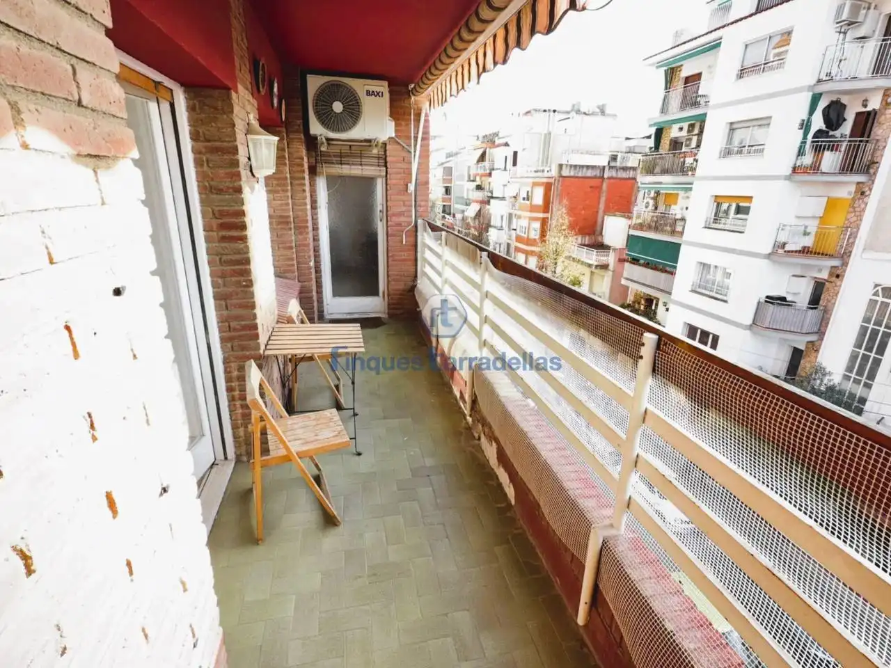 Außenansicht von Wohnung zum Verkauf in Pineda de Mar mit Klimaanlage und Balkon