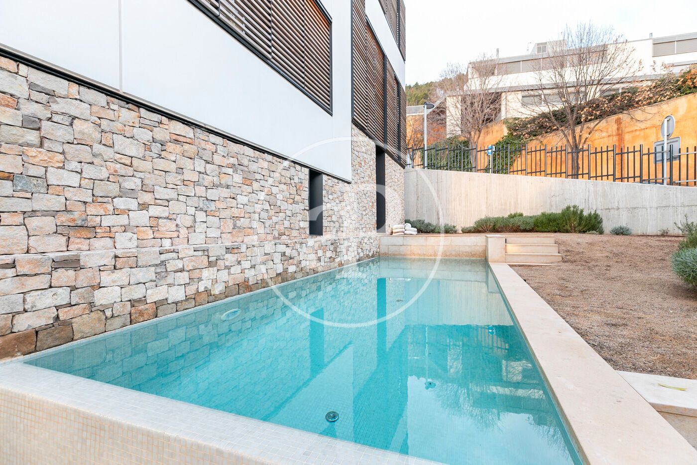 Swimming pool of Flat to rent in  Barcelona Capital  with Air Conditioner, Heating and Private garden