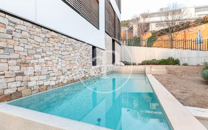 Swimming pool of Flat to rent in  Barcelona Capital  with Air Conditioner, Heating and Private garden