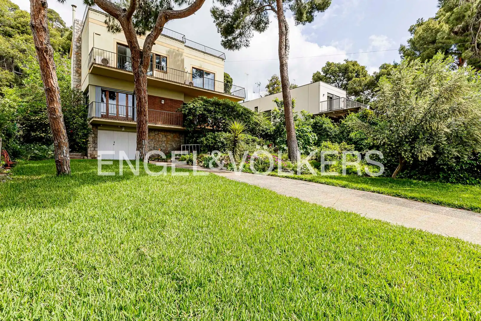 Vista exterior de Casa o xalet en venda en Castelldefels amb Aire condicionat, Calefacció i Jardí privat