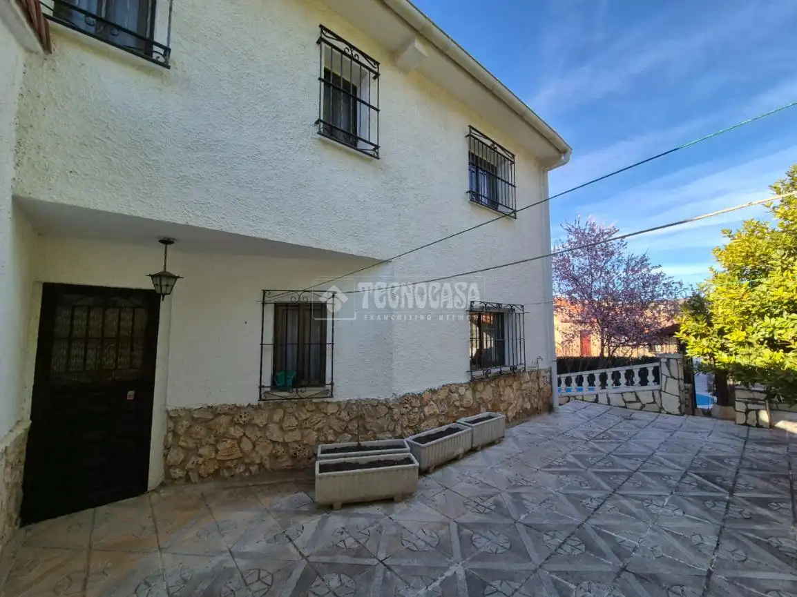 Vista exterior de Casa o xalet en venda en Sigüenza amb Calefacció, Jardí privat i Terrassa