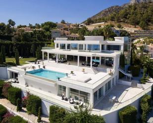 Vista exterior de Casa o xalet de lloguer en Marbella amb Aire condicionat, Jardí privat i Piscina