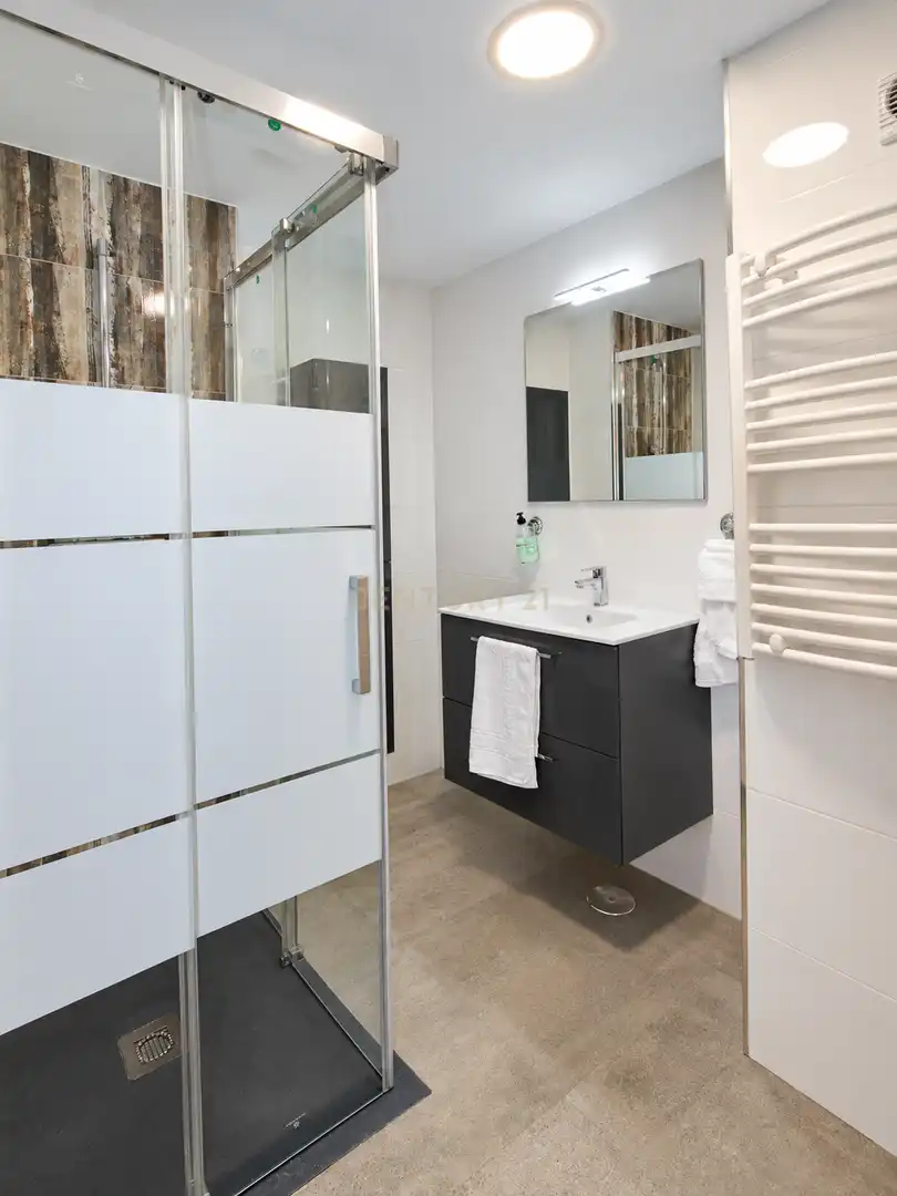 Badezimmer von Wohnungen zur Miete in Calpe / Calp mit Klimaanlage, Abstellraum und Ofen