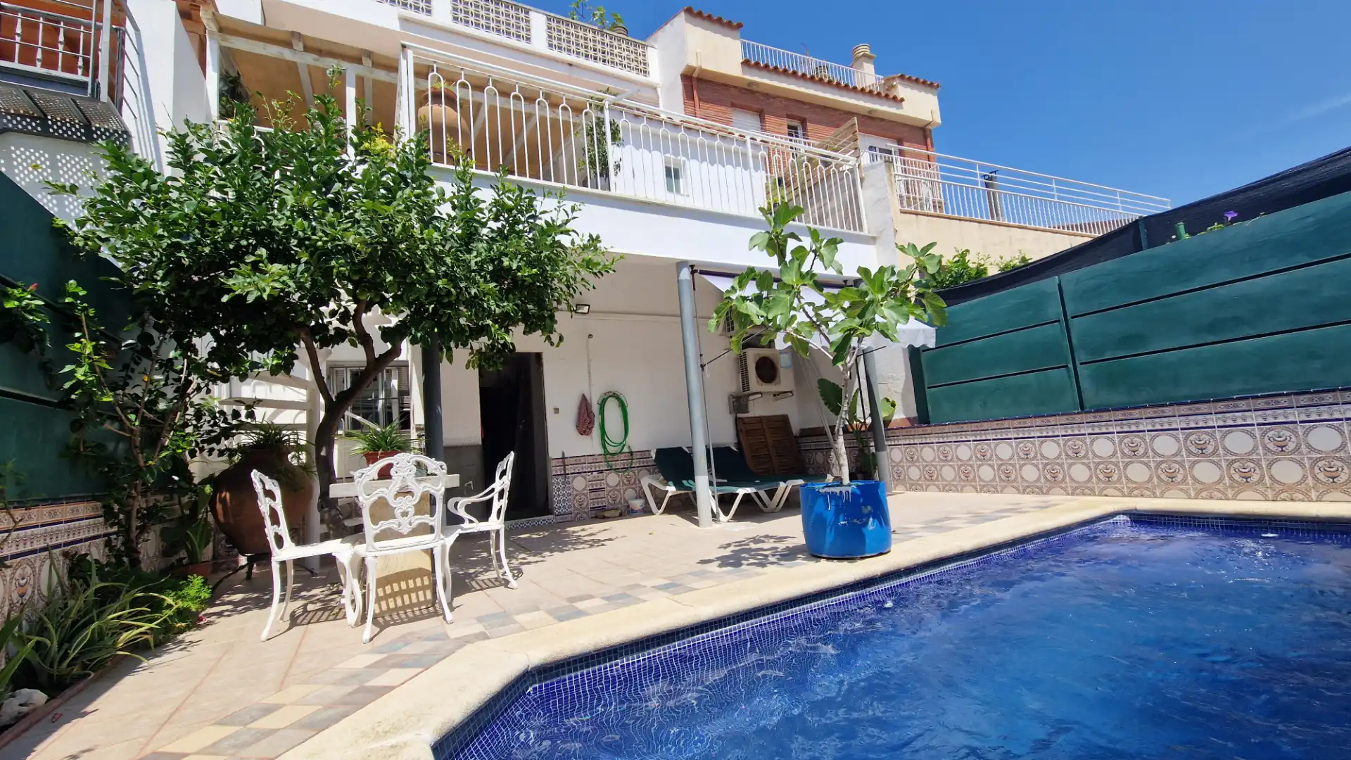 Vista exterior de Casa adosada en venta en Pineda de Mar con Aire acondicionado, Calefacción y Jardín privado