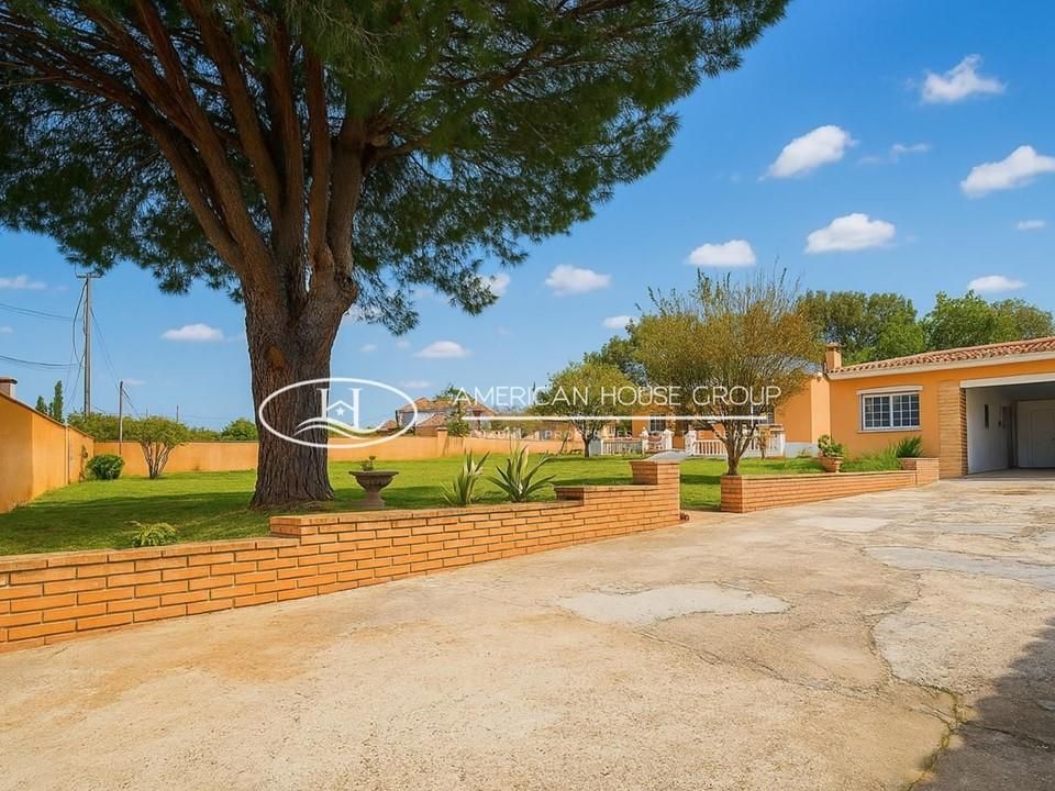 Vista exterior de Casa o xalet en venda en Chiclana de la Frontera amb Aire condicionat, Jardí privat i Traster