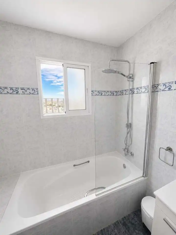Bany de Casa o xalet de lloguer en Coín amb Aire condicionat, Terrassa i Moblat